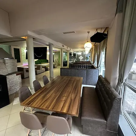 Danita & Diva Restaurant Bbq&pool Bar Apartamento